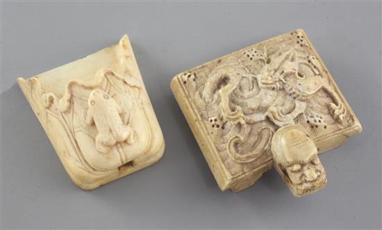 A Chinese ivory dragon belt buckle and an ivory bird feeder, 18th/19th century, 4cm